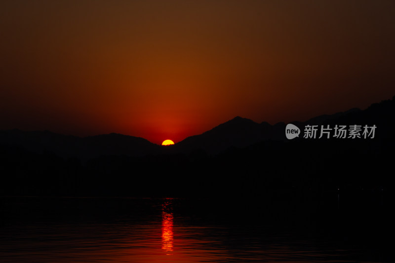 杭州西湖山水间壮丽的日落景观