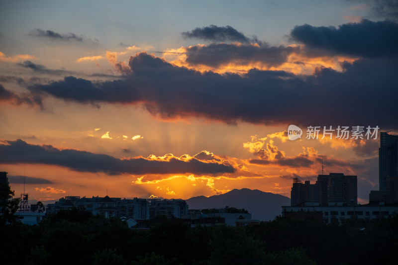 城市天际线下的绚丽日落美景