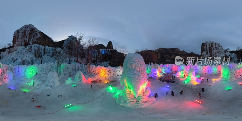 冰雪世界中多彩灯光映照的冰雕景观