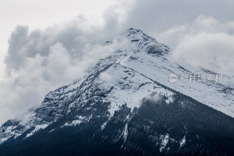 落基山的雪山