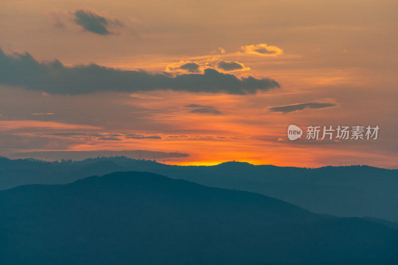 壮美山景间的绚丽日落景象