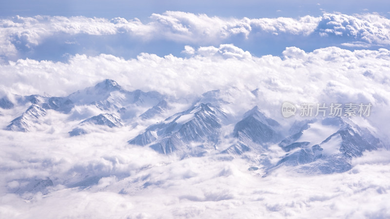 飞机上拍摄的雪山与云层