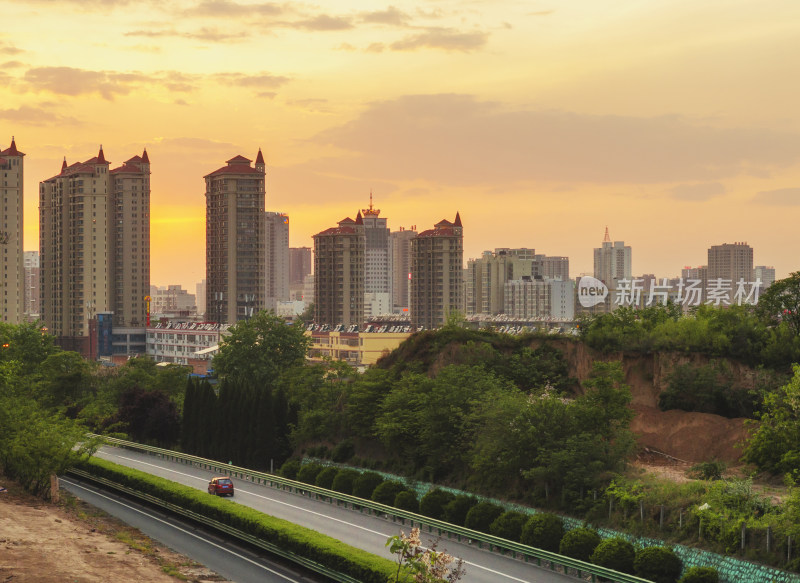 陕西渭南夕阳下的城市风光