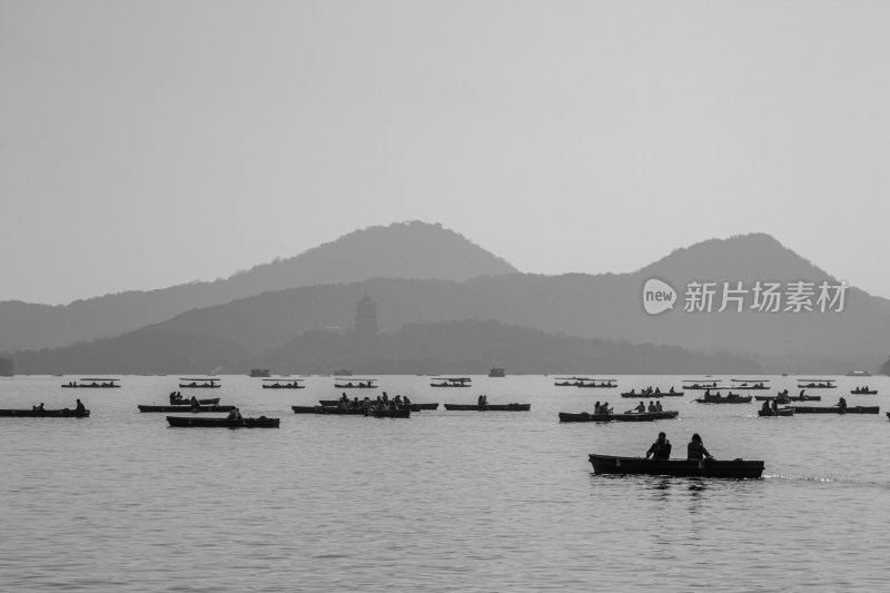 杭州西湖湖上泛舟远景及远山黑白调色照片