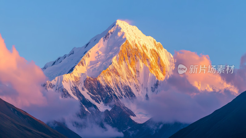 夕阳下的雪山山顶震撼自然风景电脑壁纸