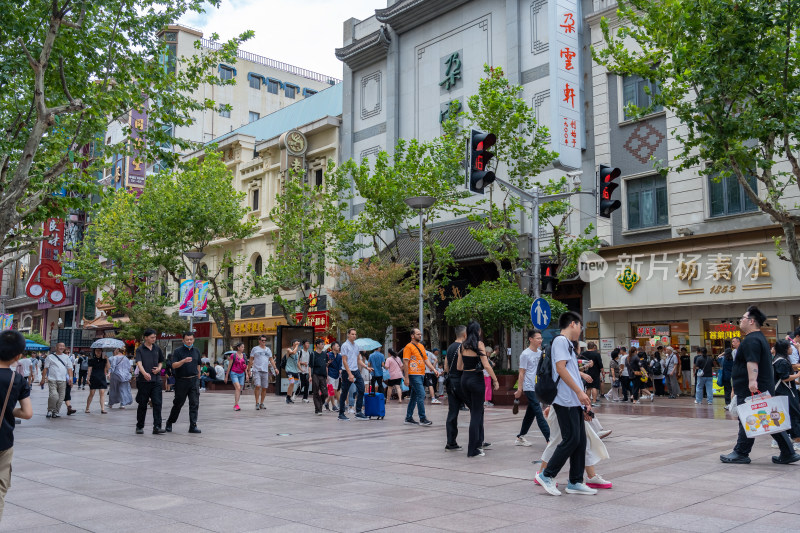 上海市黄浦区南京路步行街上休闲的游客