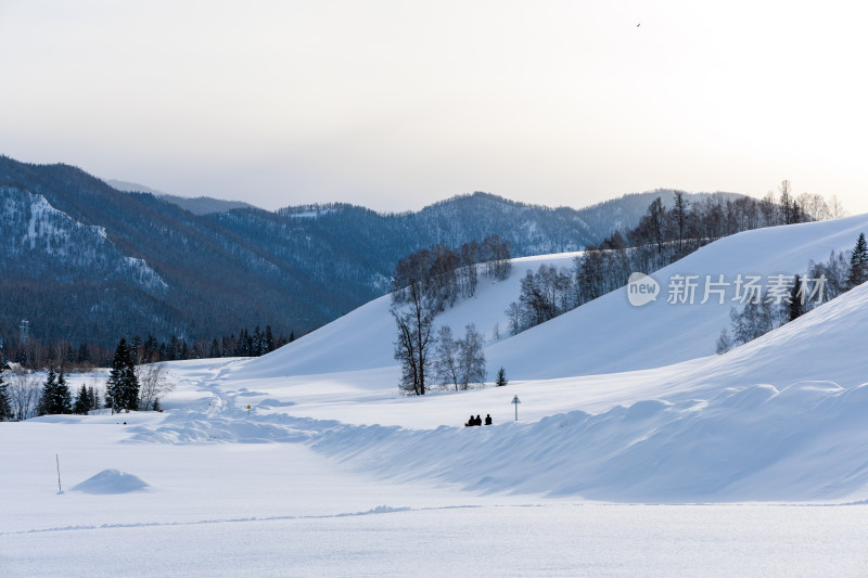 中国新疆阿勒泰禾木冬季雪景白雪覆盖的禾木