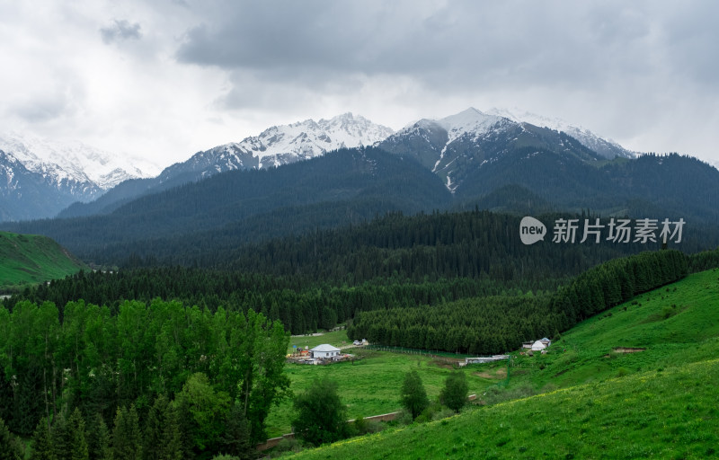 新疆恰西雪山下的游牧部落