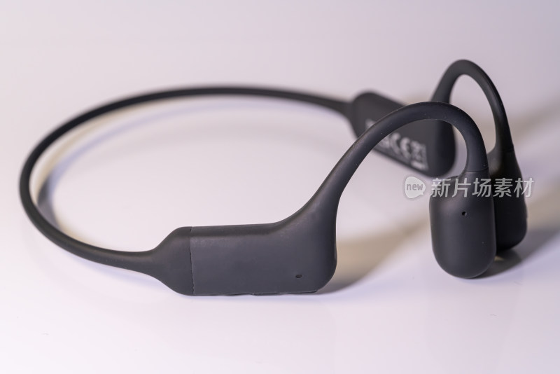 黑色颈挂式无线耳机特写