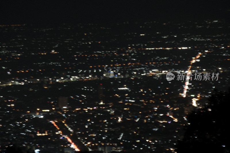 俯瞰清迈夜晚城市机场全景