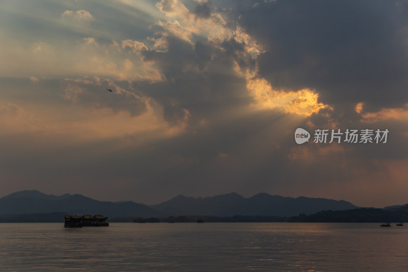 杭州西湖湖面上夕阳无限好