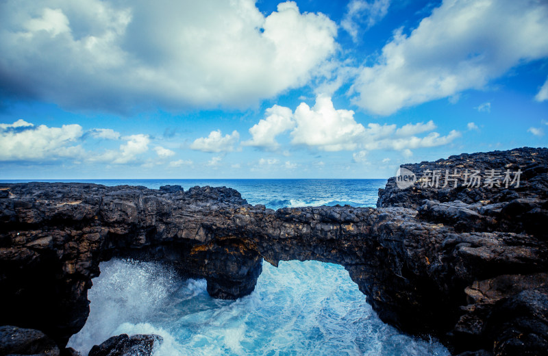 壮观毛里求斯自然桥大海海浪海岸火山石