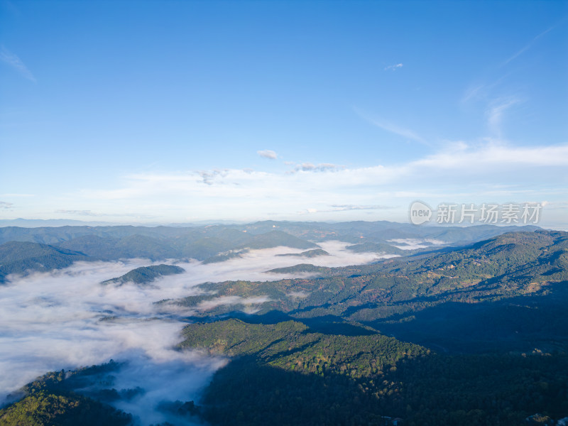 航拍云海中的景迈山山脉壮美自然景象