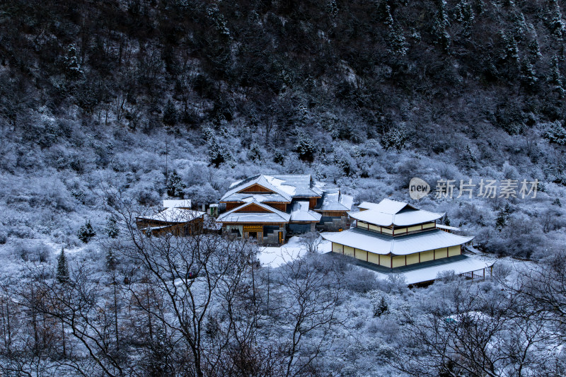 四川阿坝州黄龙景区雪后黄龙寺