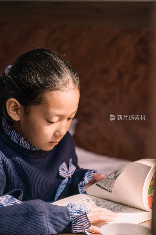 坐在房间内认真看书的中国女孩