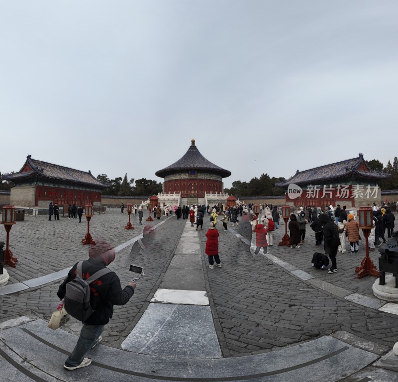 天坛古建筑前游客游览场景