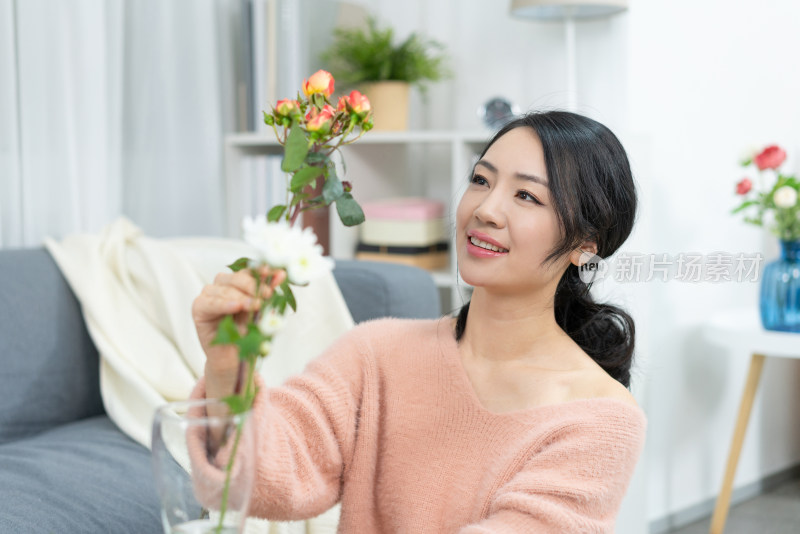 年轻女子在家插花