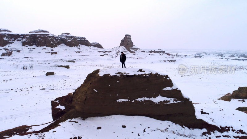 新疆乌尔禾风城雅丹地貌冬季雪景航拍