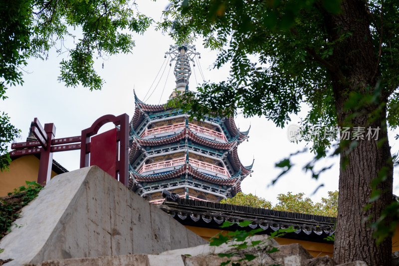 晴朗的午后，镇江焦山风景区万佛塔建筑