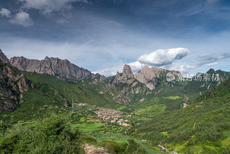 蓝天白云山峰