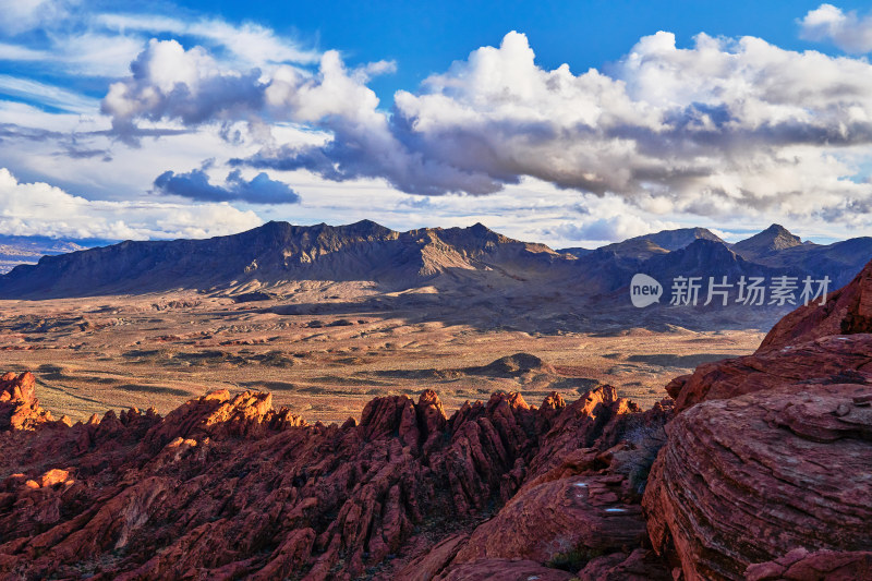 夕阳下的红色山谷