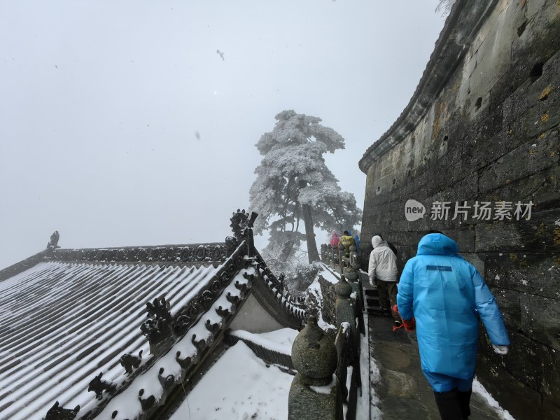 湖北武当山景区冬天大雪雾凇古建筑旅游