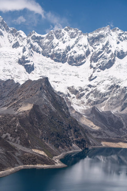 西藏山南洛扎秘境库拉岗日雪山湖泊壮丽景色