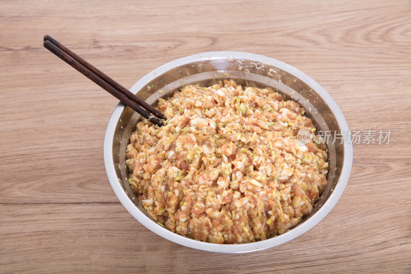 钢盆里满装制作好的猪肉大葱饺子陷