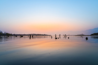 秋季官厅水库湖面日落夕阳