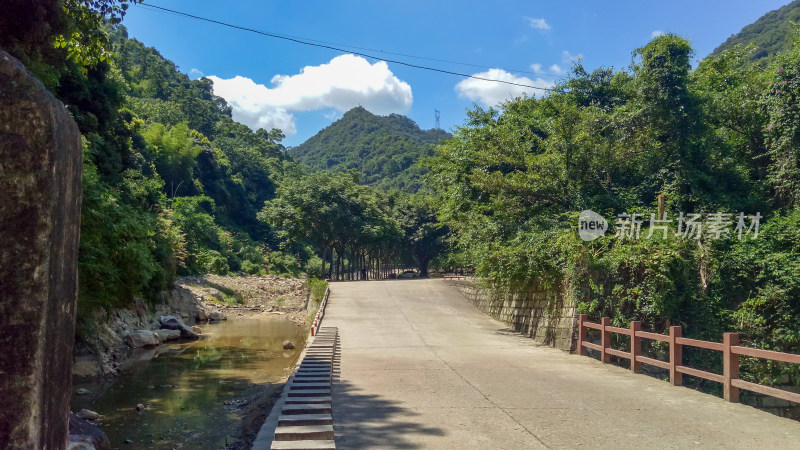 山间道路与自然风景