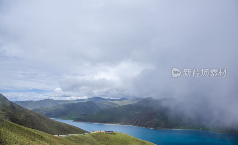 西藏山南山顶俯瞰羊卓雍措羊湖全景风光
