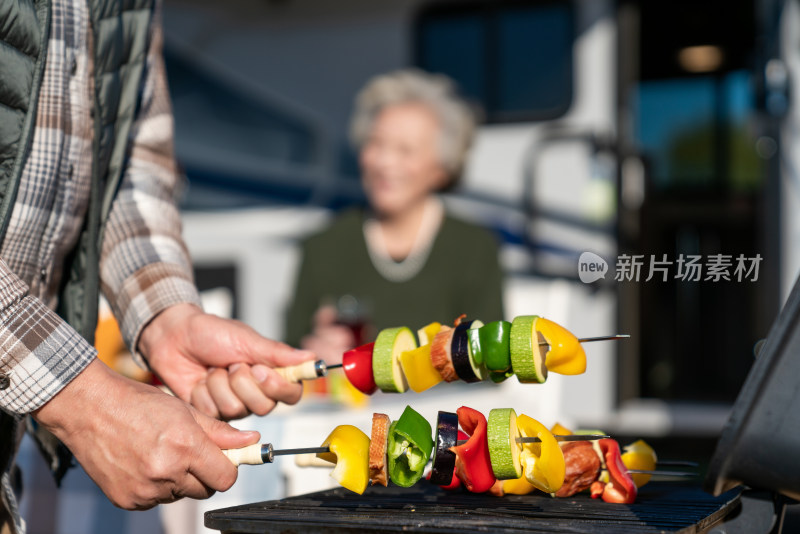 老年夫妻秋游野餐烧烤