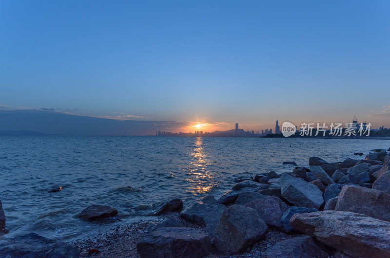 深圳湾海上夕阳日落与滨海城市高楼建筑景观