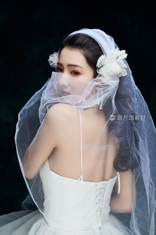 黑色背景下的女性复古婚纱妆面