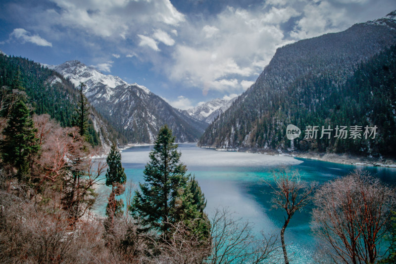 九寨沟海子雪山景观