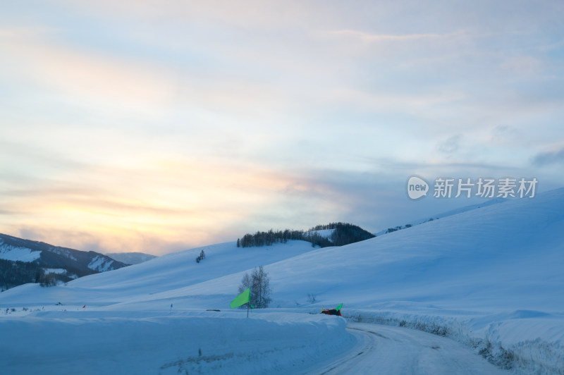 中国新疆阿勒泰禾木冬季雪景白雪覆盖的禾木