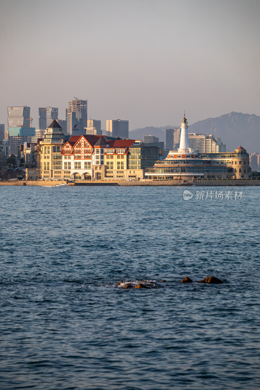 黄昏落日时青岛小麦岛公园自然风景城市景观