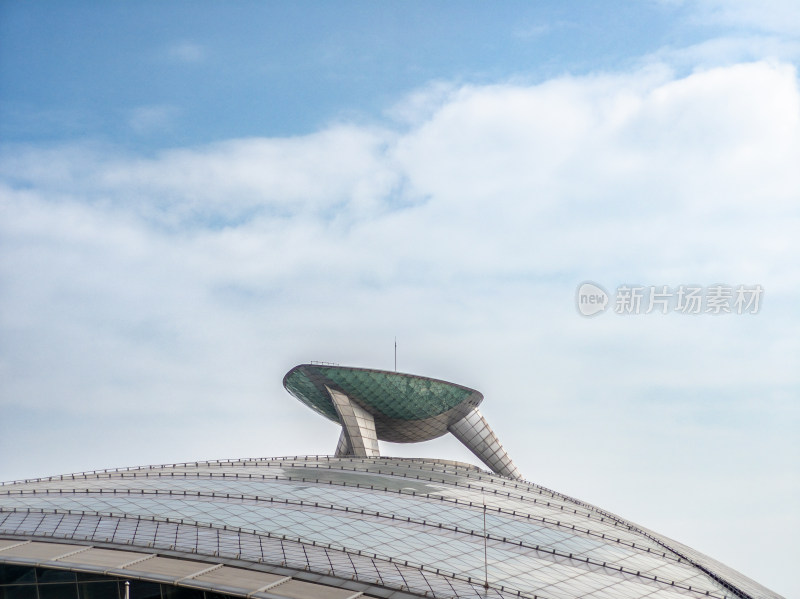 首尔现代穹顶建筑在蓝天下的特写