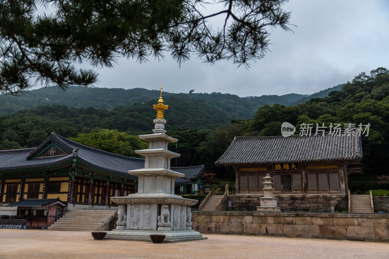 韩国寺院的白塔