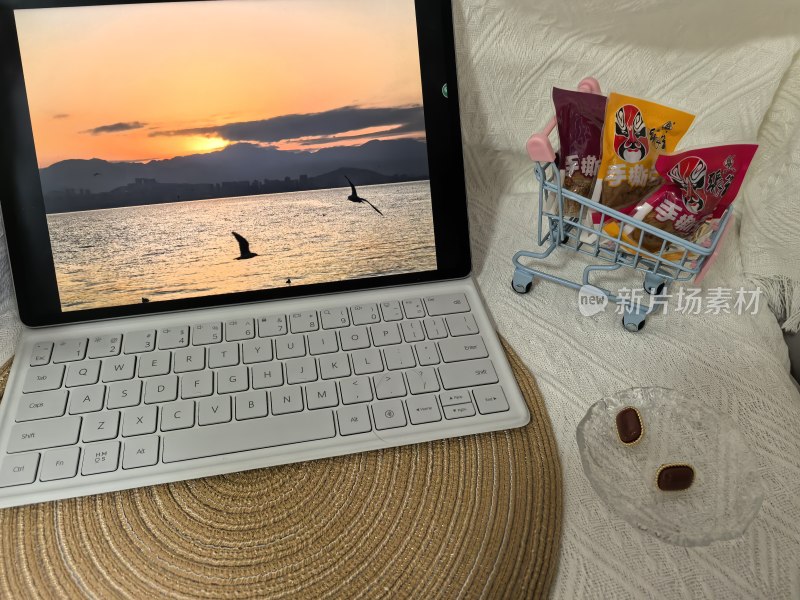 平板电脑搭配零食休闲场景