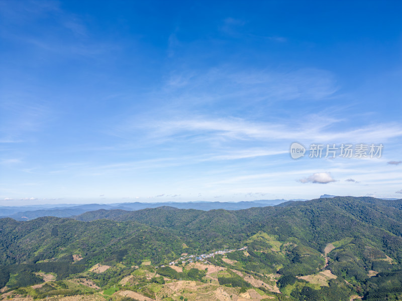 辽阔壮观的群山航拍全景