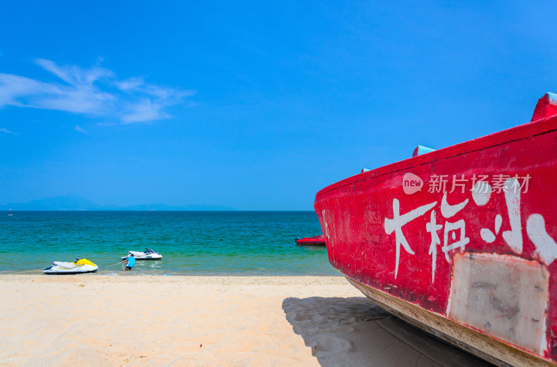 深圳盐田大梅沙滨海沙滩公园红色木船