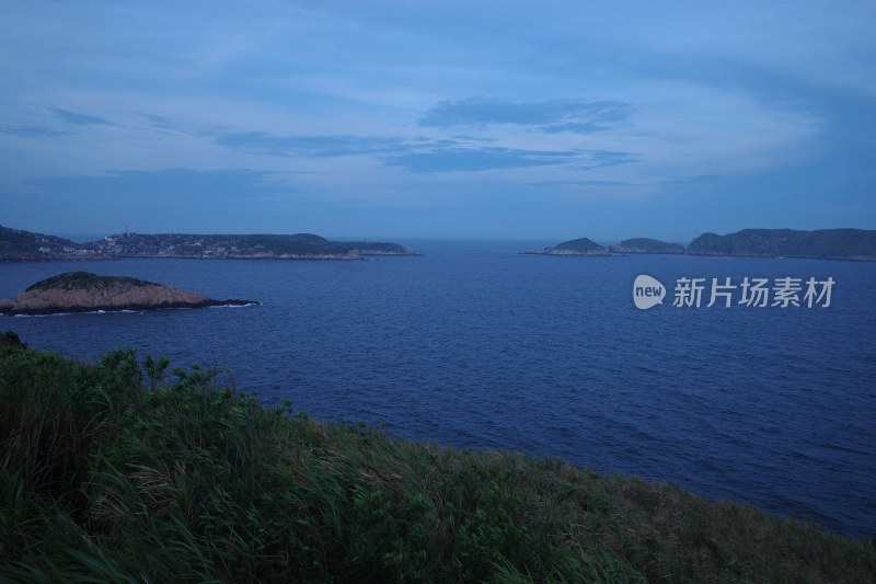 暮色下的海面及远方岛屿全景