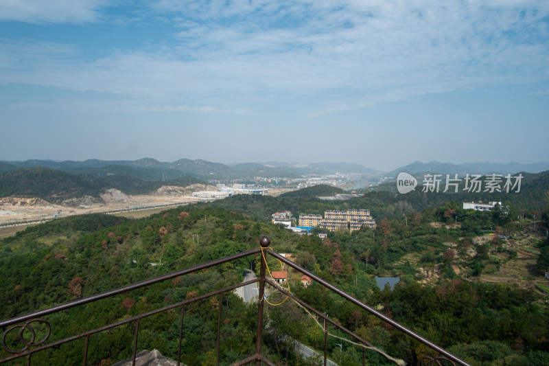 山间铁栏处眺望山林城镇远景