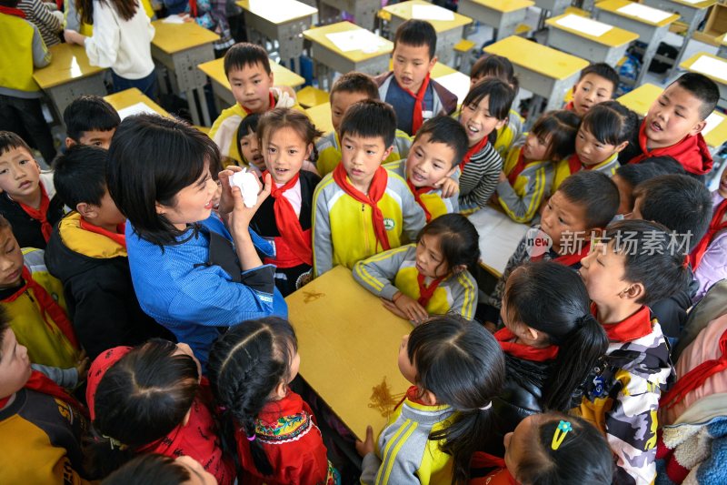 学校校园小学室内扎染扎染课堂