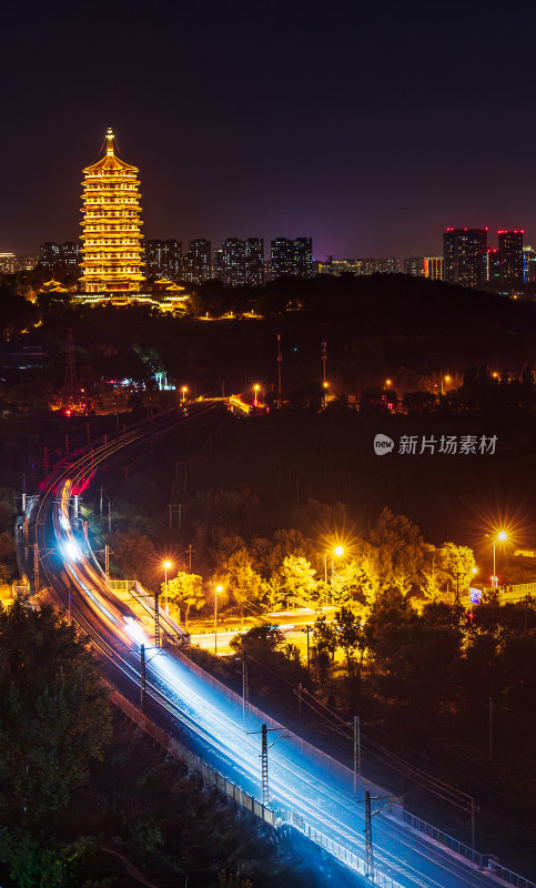 北京夜色中永定塔与铁路灯光轨迹