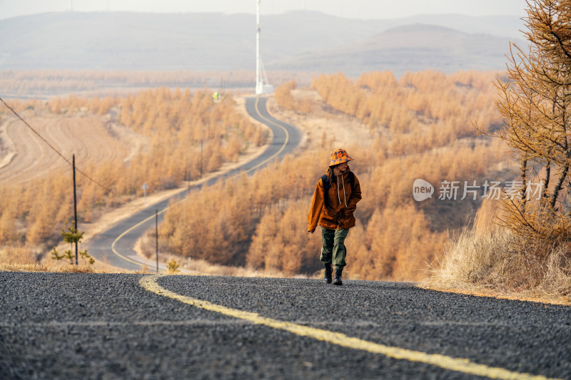 年轻女子徒步旅行