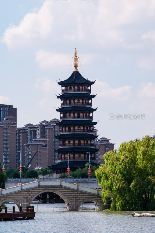 晴朗的午后，远眺泰州南山寺宝塔