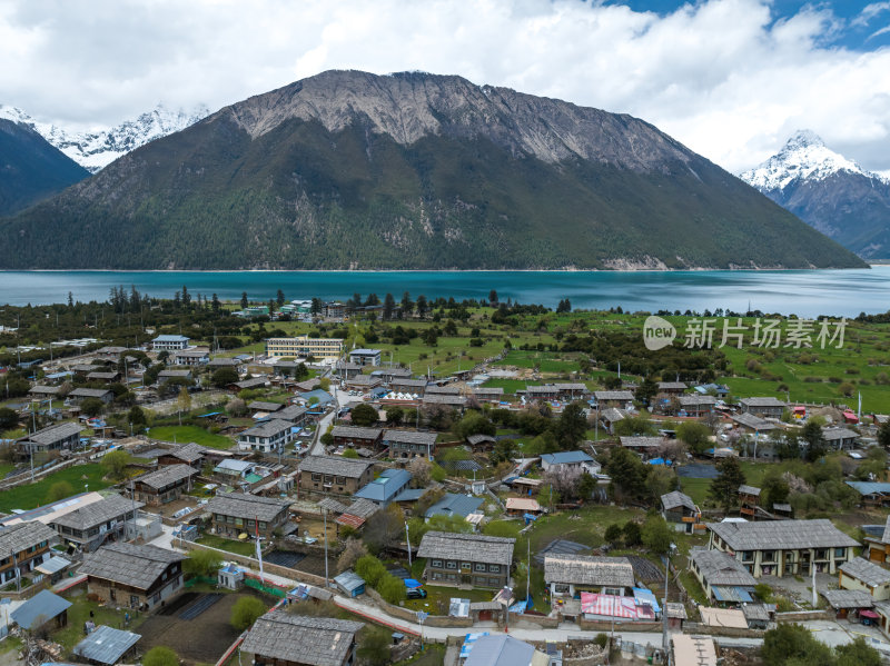 西藏林芝地区巴松错村庄神湖春色高空航拍