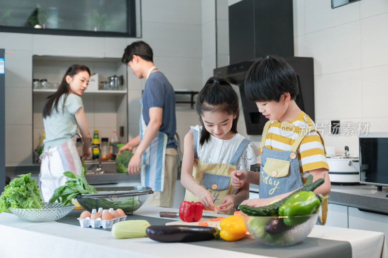 年轻父母教孩子学做饭